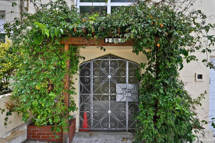 Property Photo: 2067 Thomas Avenue CA 94124