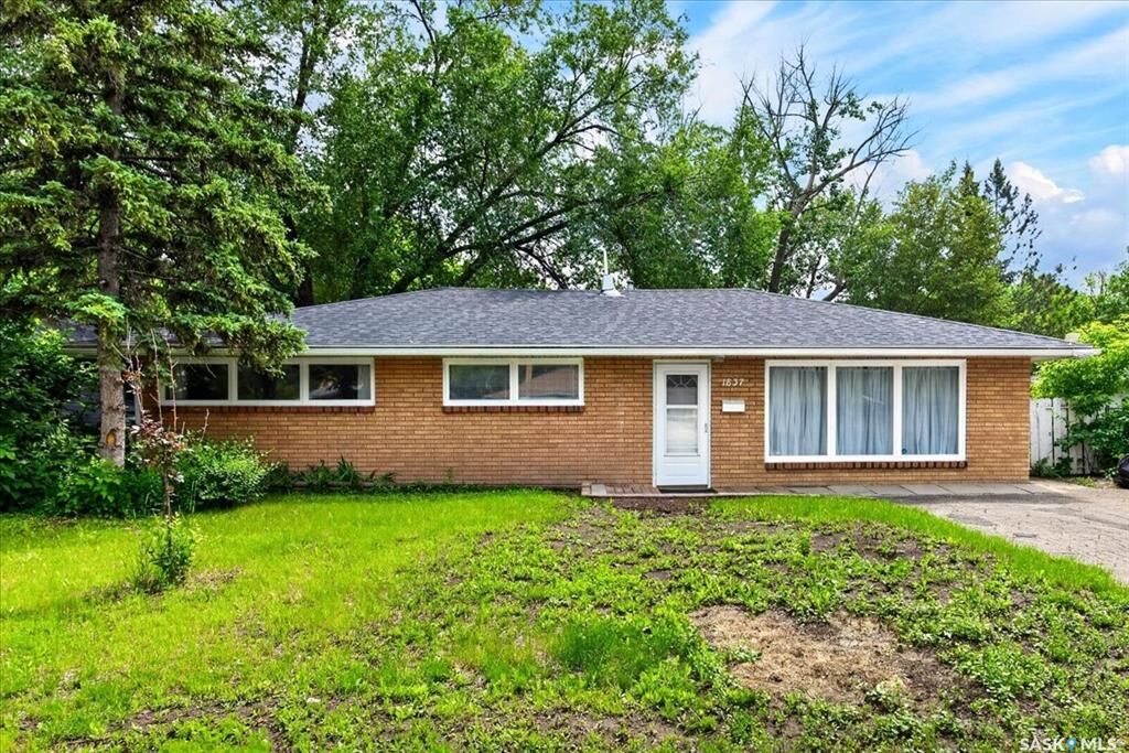 Property Photo:  1837 Grant Drive  SK S4S 4V5 
