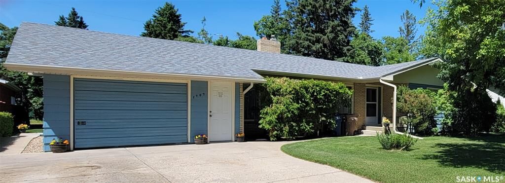 Property Photo: 1707 98th Street SK S0E 1T0