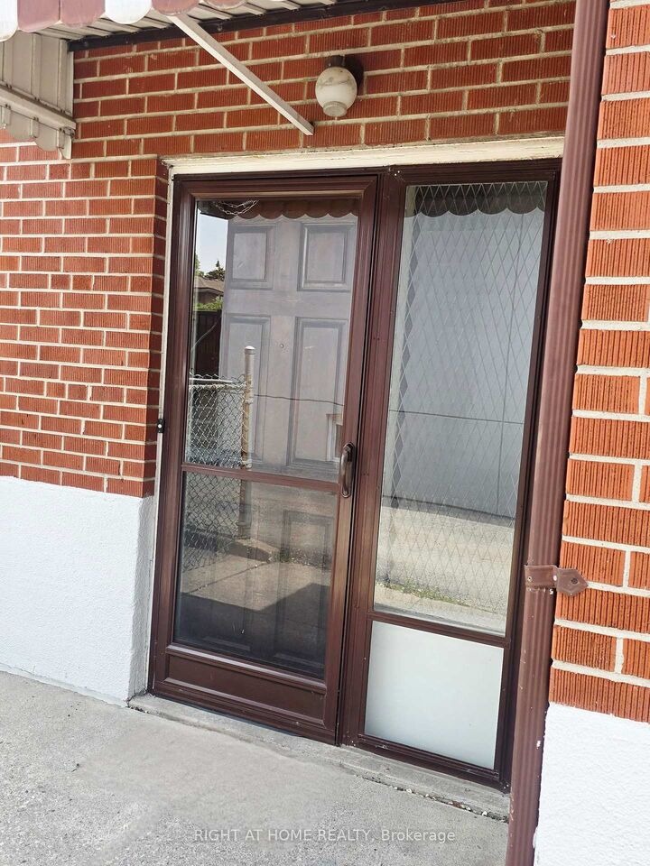 Property Photo: 252 Maple Leaf Drive Lower ON M6L 1P1