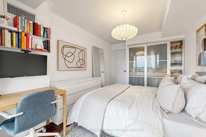 Property Photo: 909 Bay Street 2303 ON M5S 1Z9