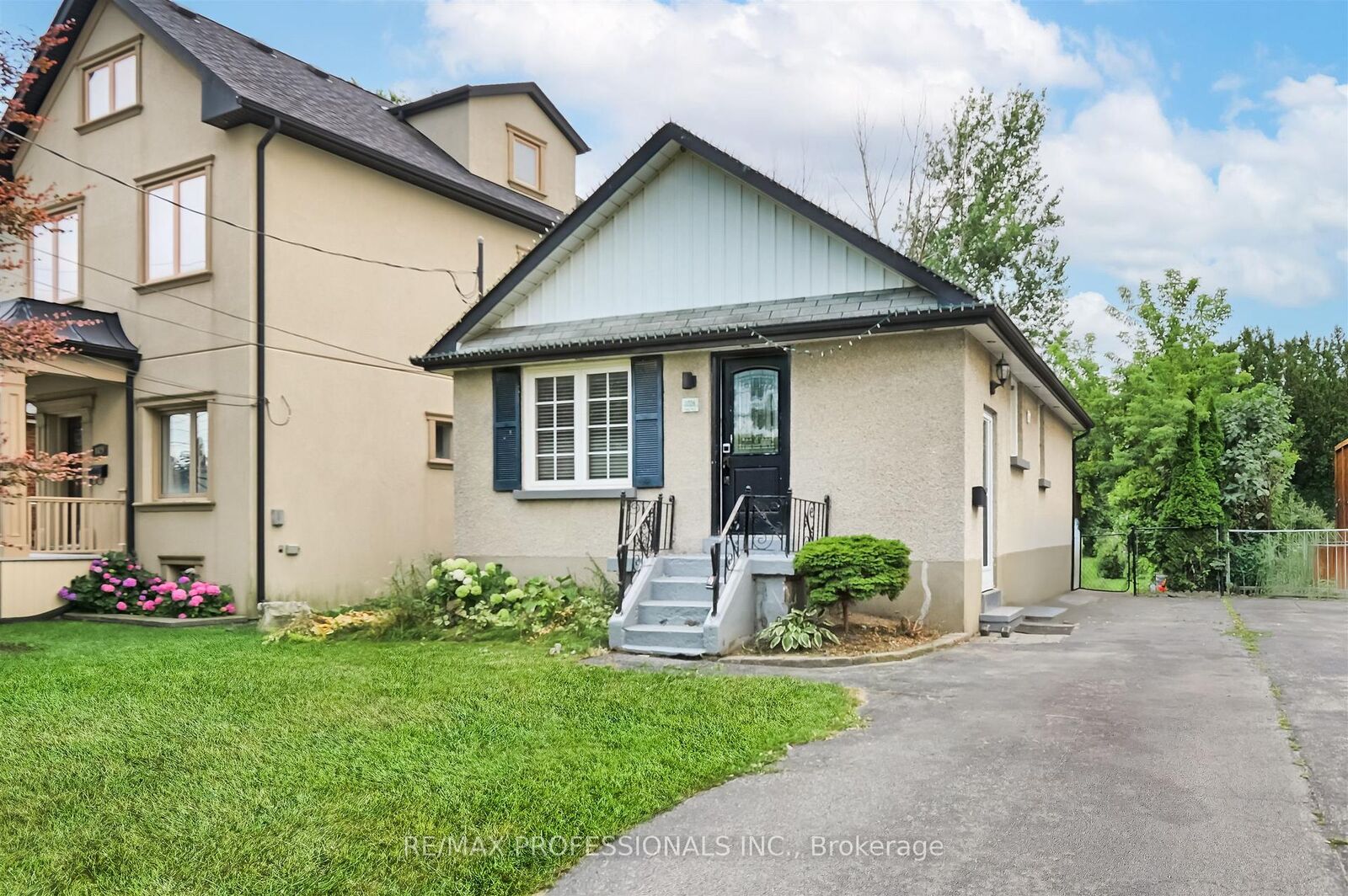 Property Photo: 1026 Haig Boulevard Bsmt ON L5E 2M5