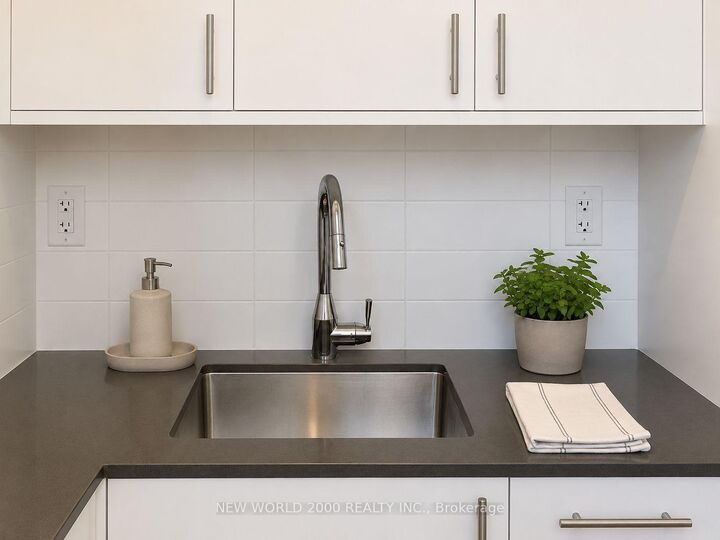 Property Photo:  88 Bernard Avenue 307  ON M5R 1R7 