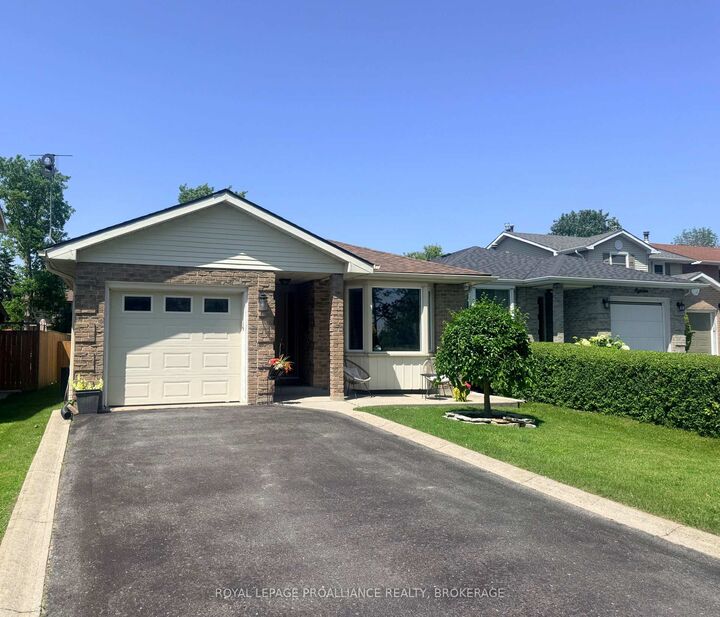 16 Grenadier Drive — photo 1