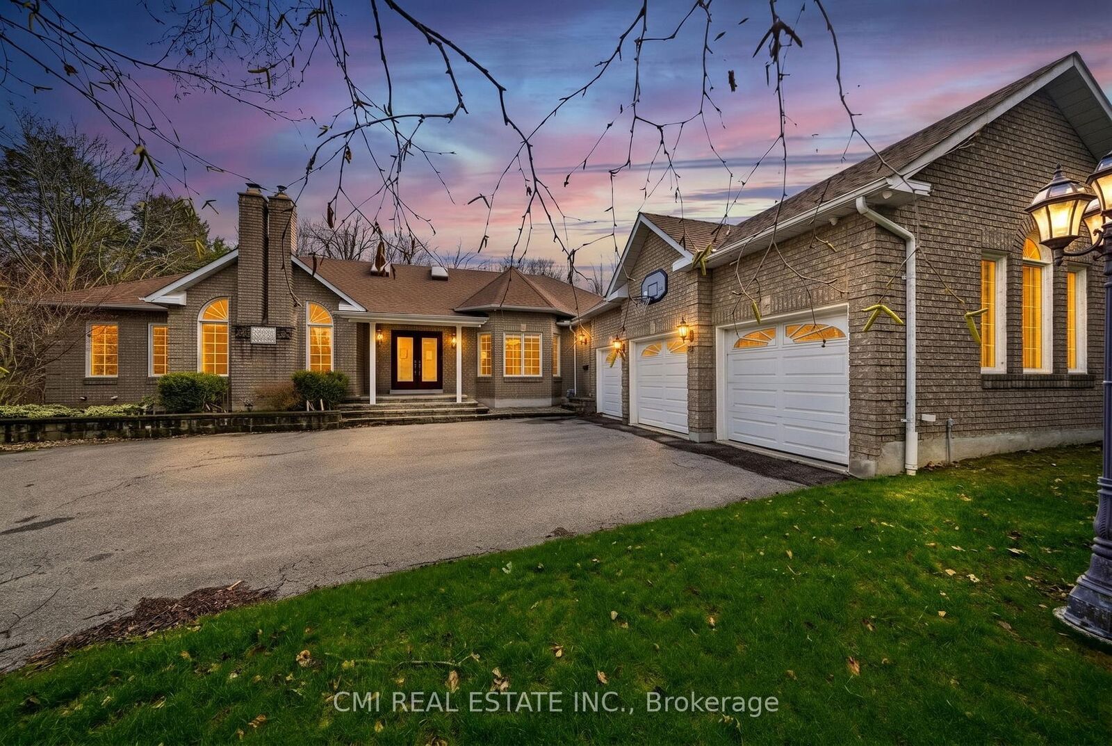 Property Photo: 15 Treegrove Circle ON L4G 6M1
