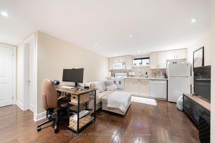 Property Photo:  963 Avenue Road 7  ON M5P 2K9 