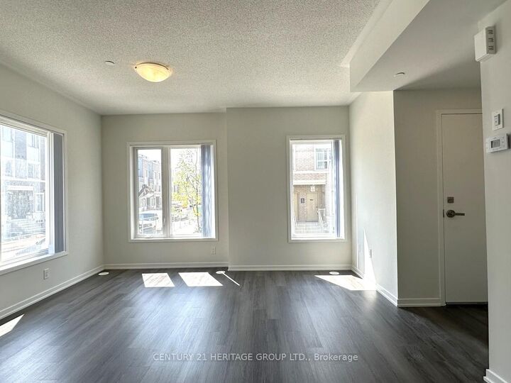 Property Photo:  121 Honeycrisp Crescent Th243  ON L4K 0N7 