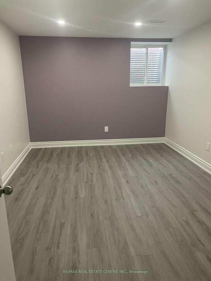 Photo de la propriété:  18 Alnwick Avenue  ON L7C 3P6 