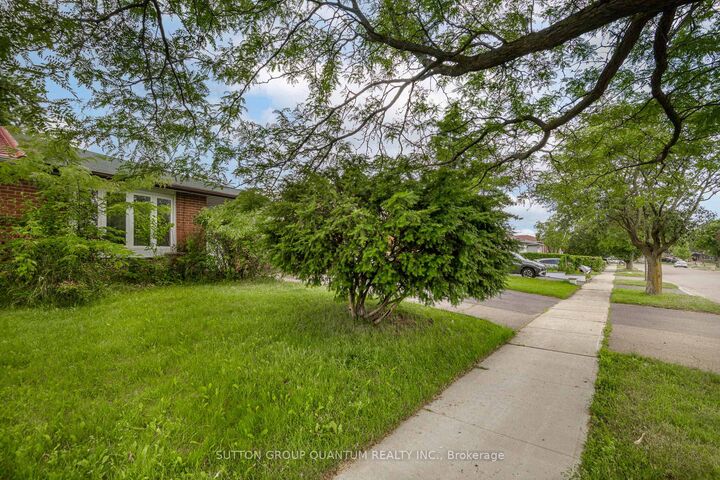 Property Photo: 754 Eaglemount Crescent ON L5C 1N9