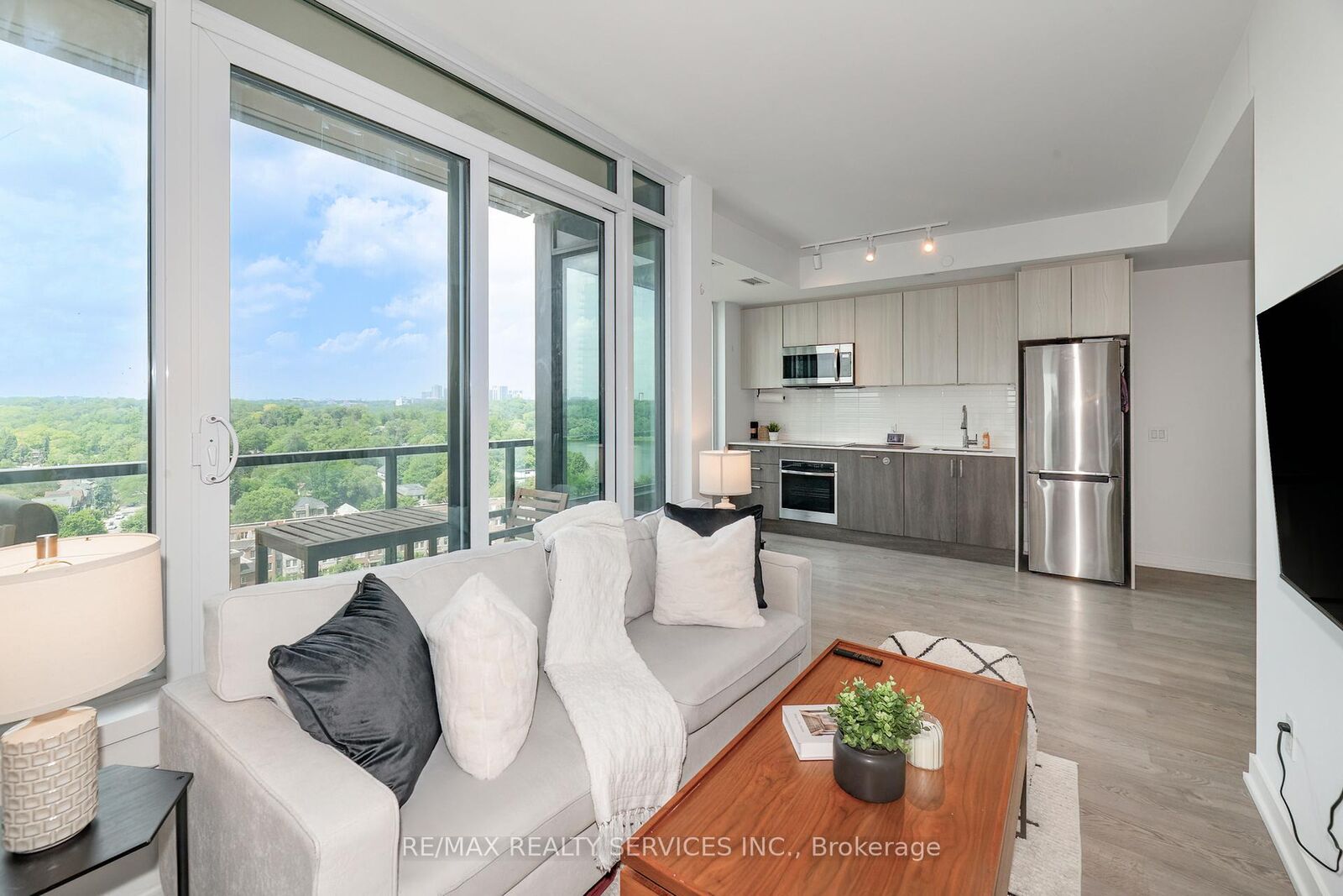 Property Photo:  1926 Lake Shore Boulevard W 1616  ON M6S 1A1 