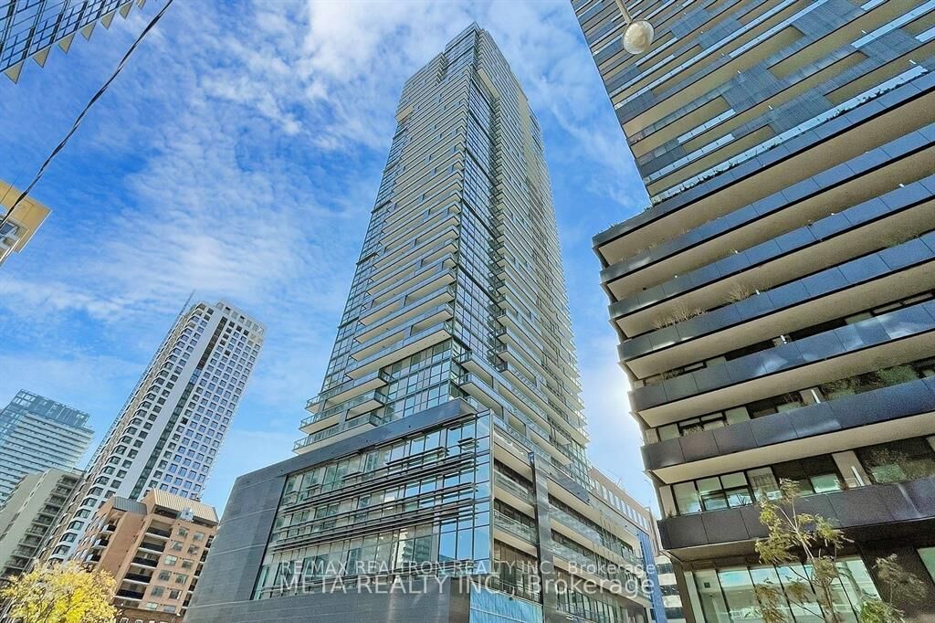 Property Photo: 39 Roehampton Avenue 4301 ON M4P 0B9