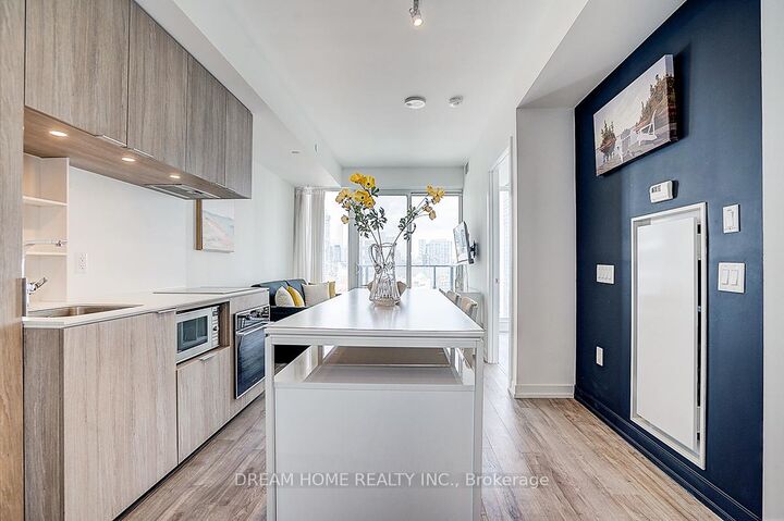 Property Photo: 77 Shuter Street 2611 ON M5B 0B8