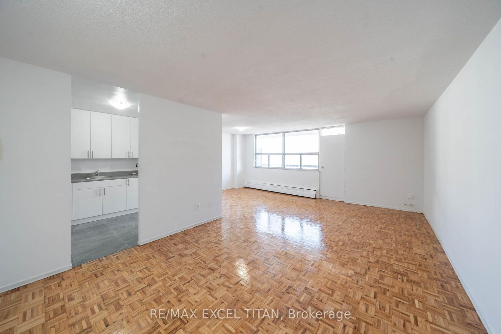 Property Photo:  5 Glamorgan Avenue 410  ON M1P 4P1 