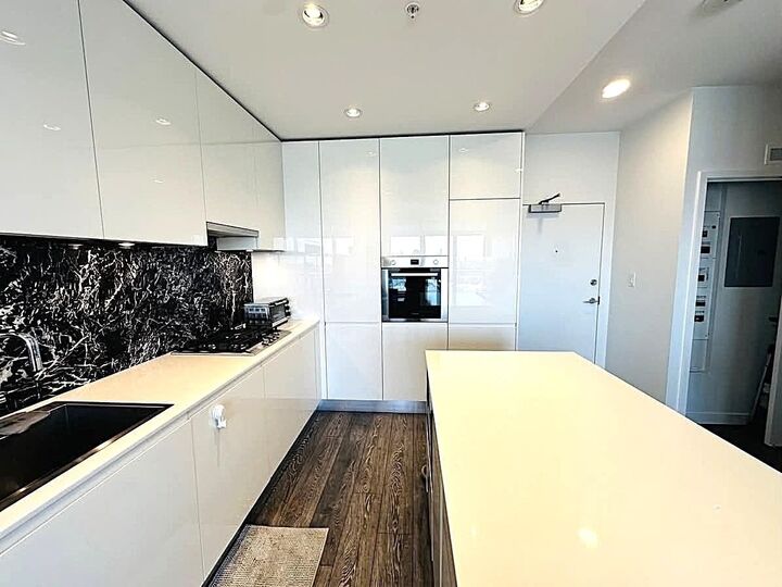 Property Photo: 4650 Brentwood Boulevard 4203 BC V5C 0M3