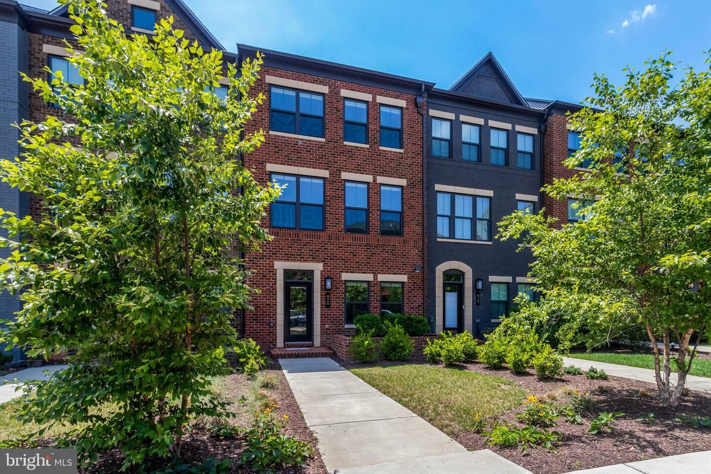 Property Photo: 820 S Greenbrier Street VA 22204