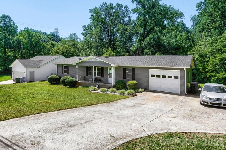 Property Photo: 2601 Lynn Drive NC 28054