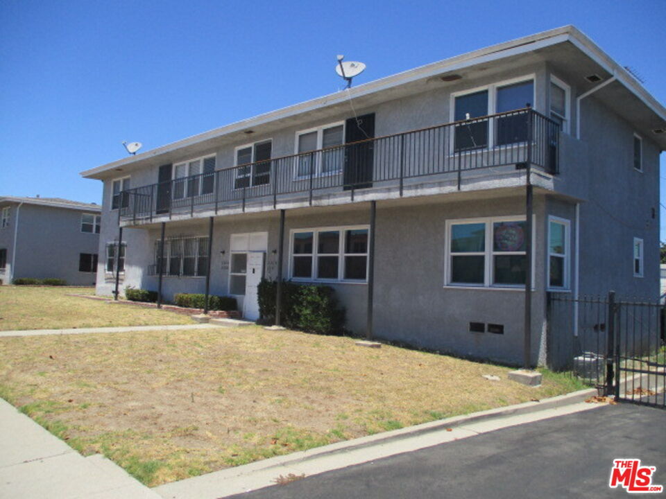 Property Photo:  3311 3/4 W 77th St  CA 90043 