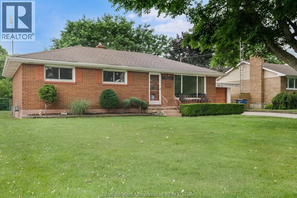 Property Photo: 252 Tweedsmuir Avenue East ON N7M 4A4