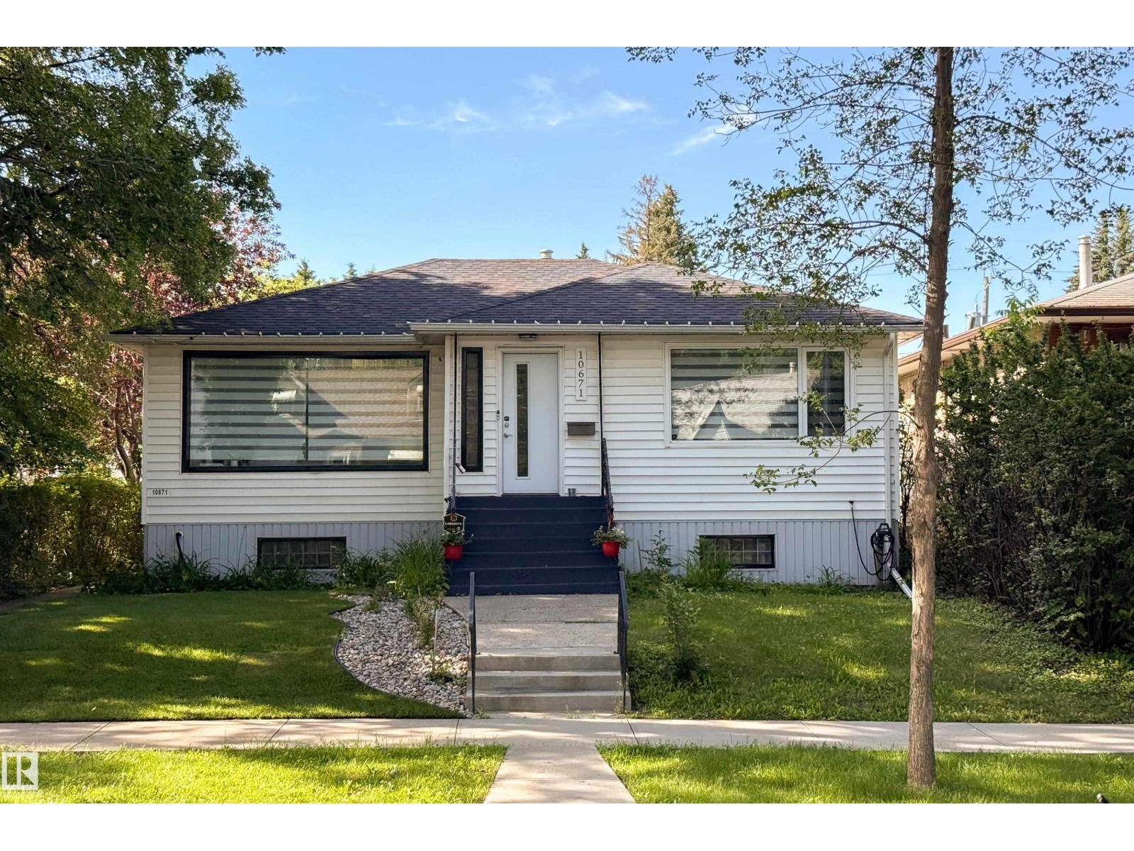 Property Photo:  10671 63 Av NW  AB T6H 1P7 