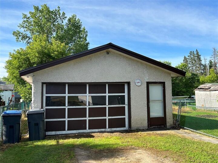 Property Photo: 8 Betty Street MB R0E 1M0