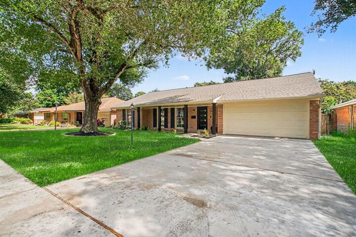 Property Photo:  5443 Redstart Street  TX 77096 