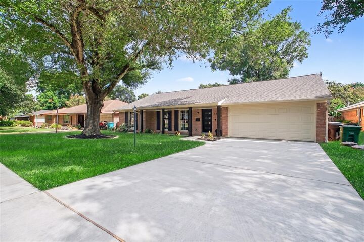Property Photo:  5443 Redstart Street  TX 77096 
