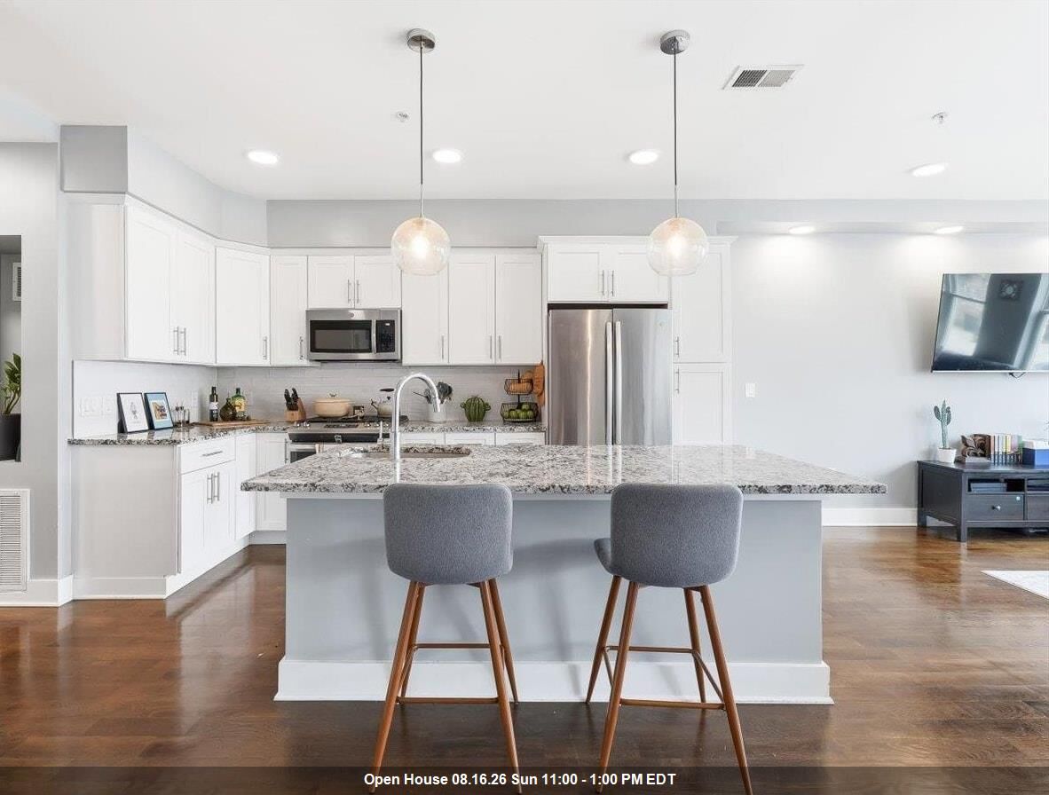 Property Photo:  50 Laidlaw Ave 2  NJ 07306 