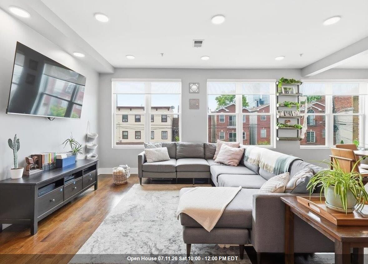 Property Photo:  50 Laidlaw Ave 2  NJ 07306 