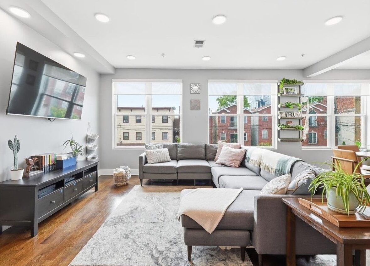 Property Photo:  50 Laidlaw Ave 2  NJ 07306 