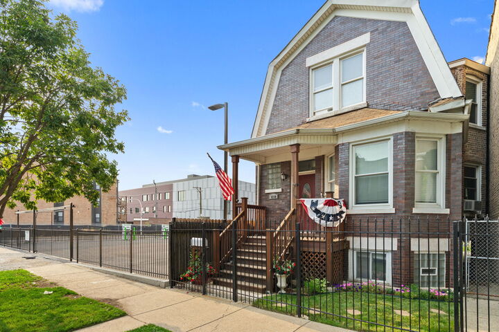 Property Photo: 4250 W Monroe Street IL 60624
