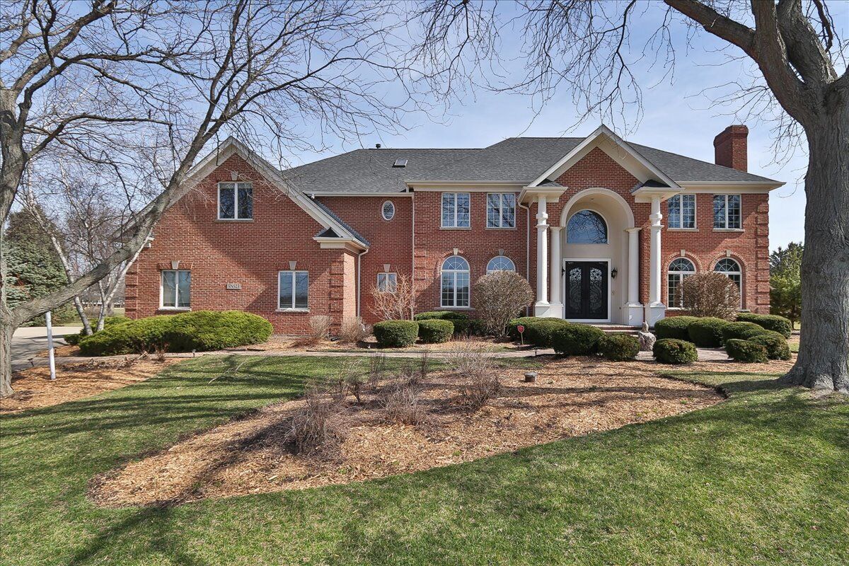 Property Photo: 5N523 E Lakeview Circle IL 60175