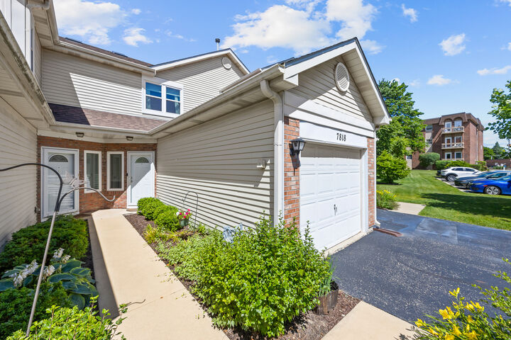 Property Photo:  7818 Darien Lake Drive  IL 60561 