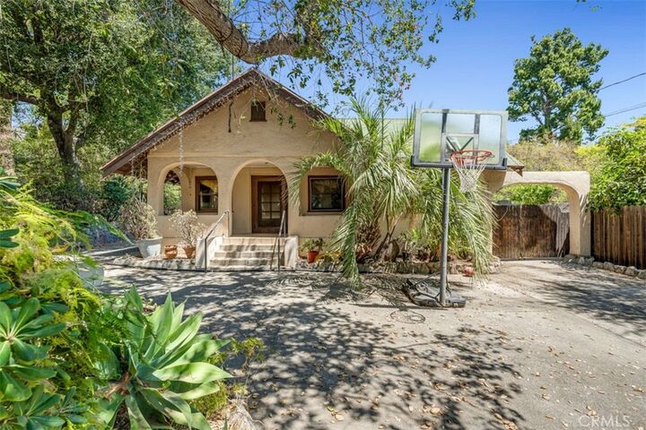 Property Photo: 611 E Grandview CA 91024