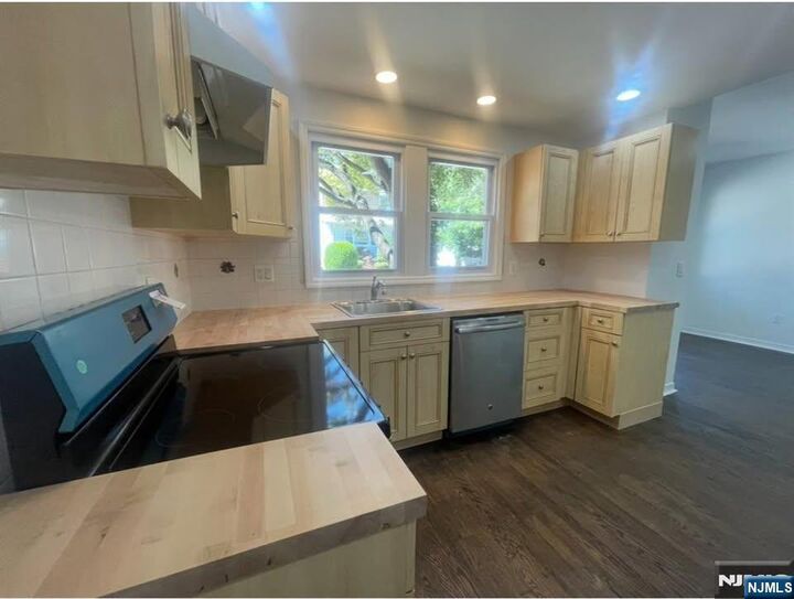 Property Photo:  298 Farrant Terrace 1  NJ 07666 