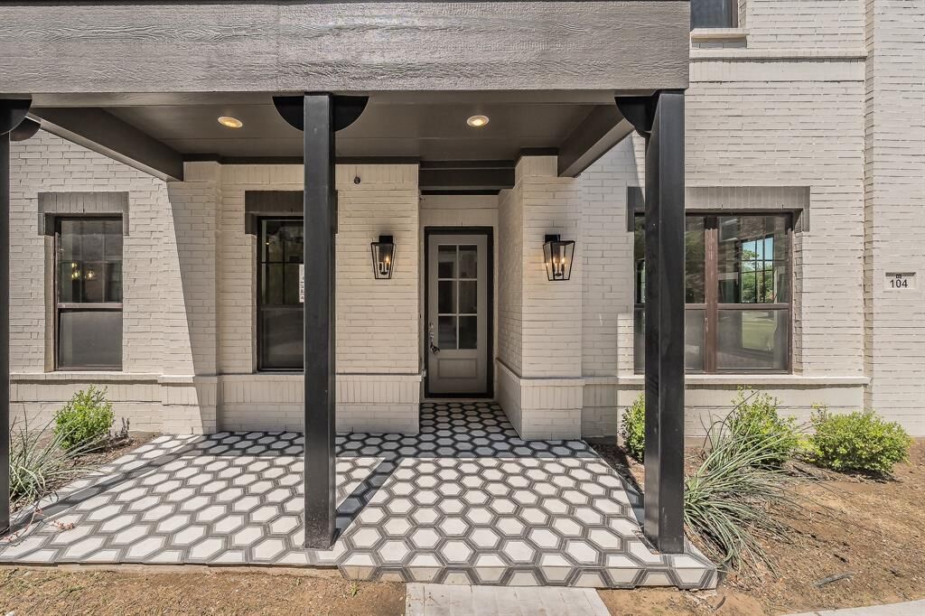 Property Photo: 305 Sunset Lane 104 TX 76114