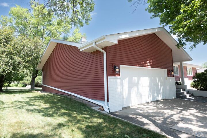 Property Photo: 1331 Hiawatha Trl IA 51104