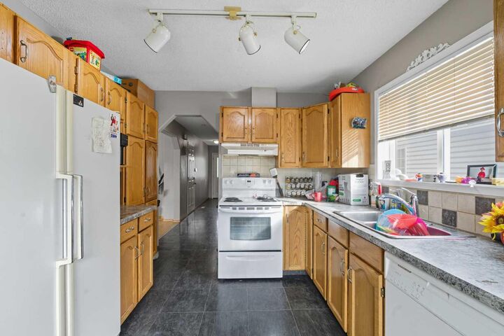 Property Photo: 141 Saratoga Close NE AB T1Y 7A1