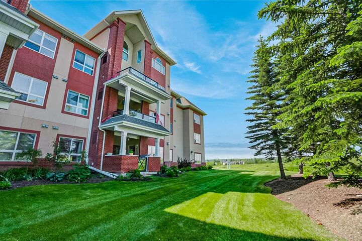 Property Photo: 60 Sierra Morena Landing SW 110 AB T3H 5H1