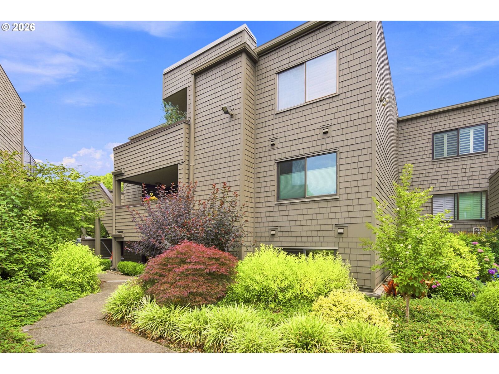 Property Photo: 5620 S Riverside Ln 1 OR 97239
