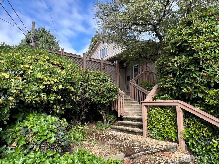 Property Photo: 3021 Fuhrman Avenue E WA 98102