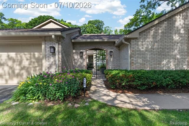 Property Photo:  1102 Hillpointe Circle  MI 48304 