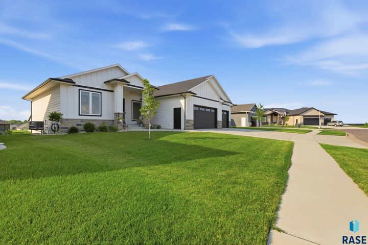 Property Photo:  5600 E Daybreak Cir  SD 57110 