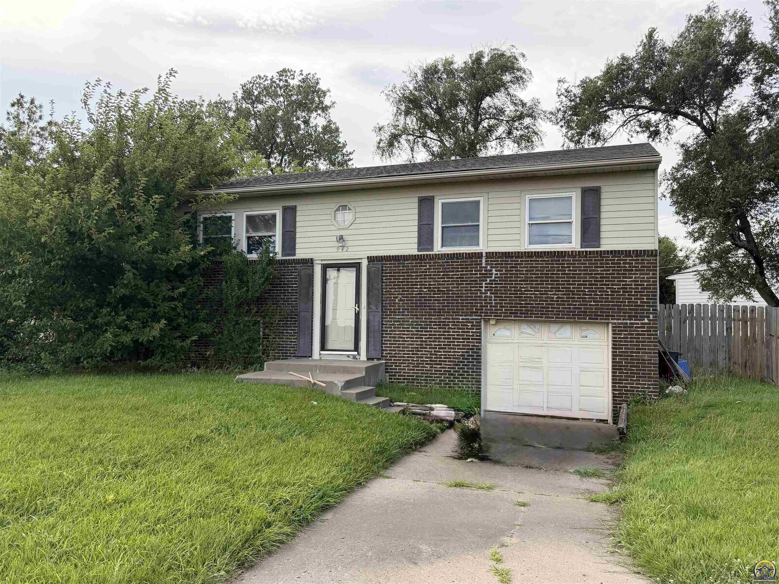 Property Photo: 942 SE 37th St KS 66605