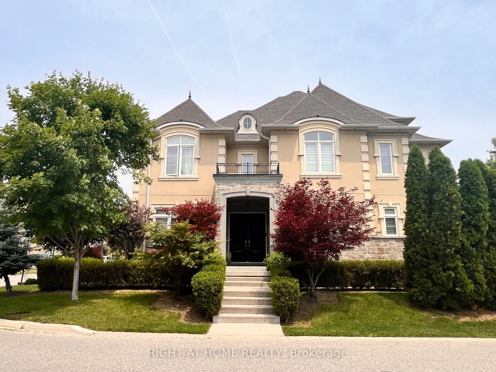 Property Photo: 11 Fairmont Close ON L6Y 2Y3
