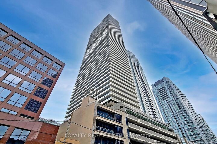 Property Photo: 2221 Yonge Street 1705 ON M4S 2B4