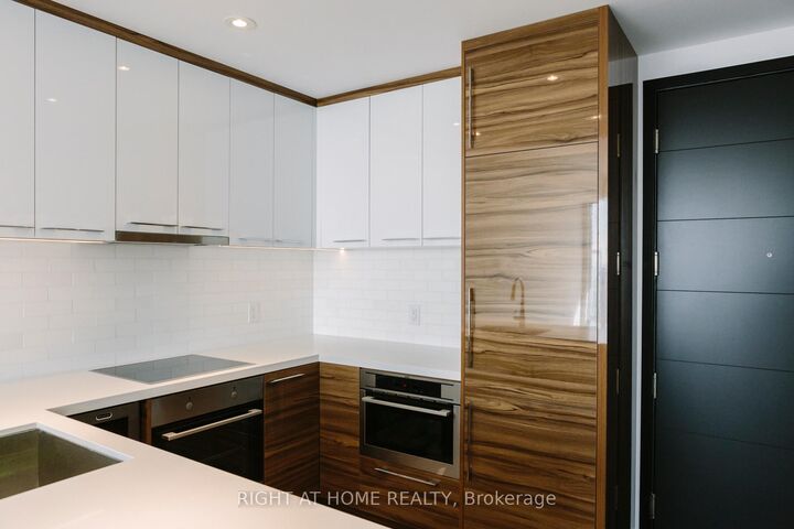 Property Photo:  488 University Avenue 2711  ON M5G 0C1 