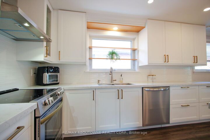 Property Photo: 3302 Cardross Road ON L4X 2N2