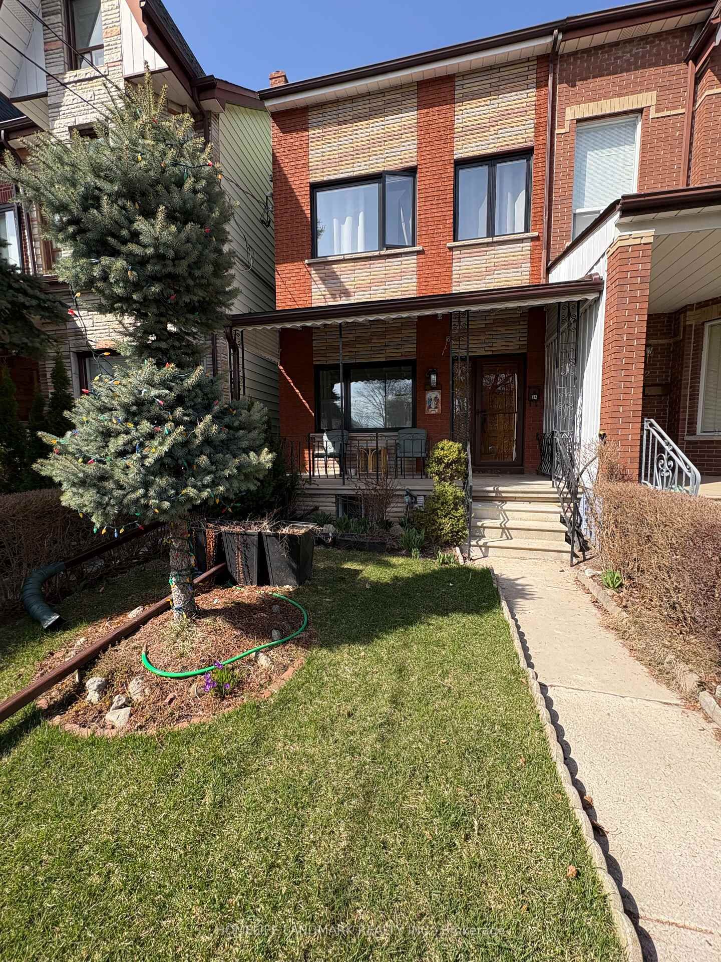 Property Photo:  34 Ulster-1bedrm Street  ON M5S 1E3 