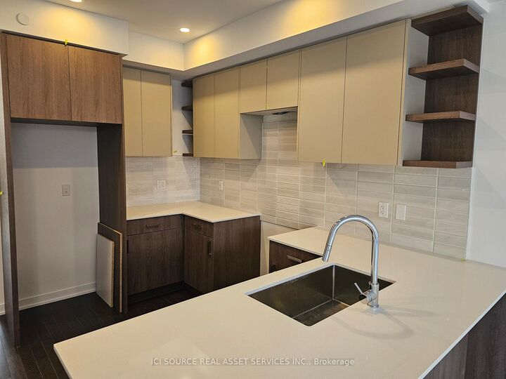 Property Photo:  70 Green Gardens Boulevard Unit 2 (Upper)  ON M6A 2M3 