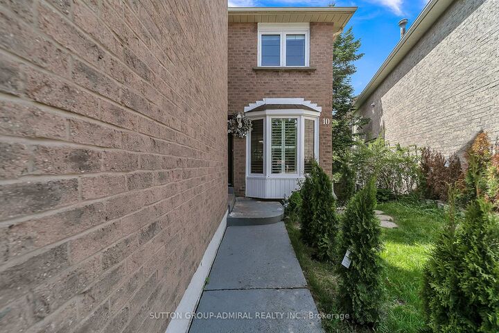 Property Photo: 10 Park Lane Circle ON L4C 6S8